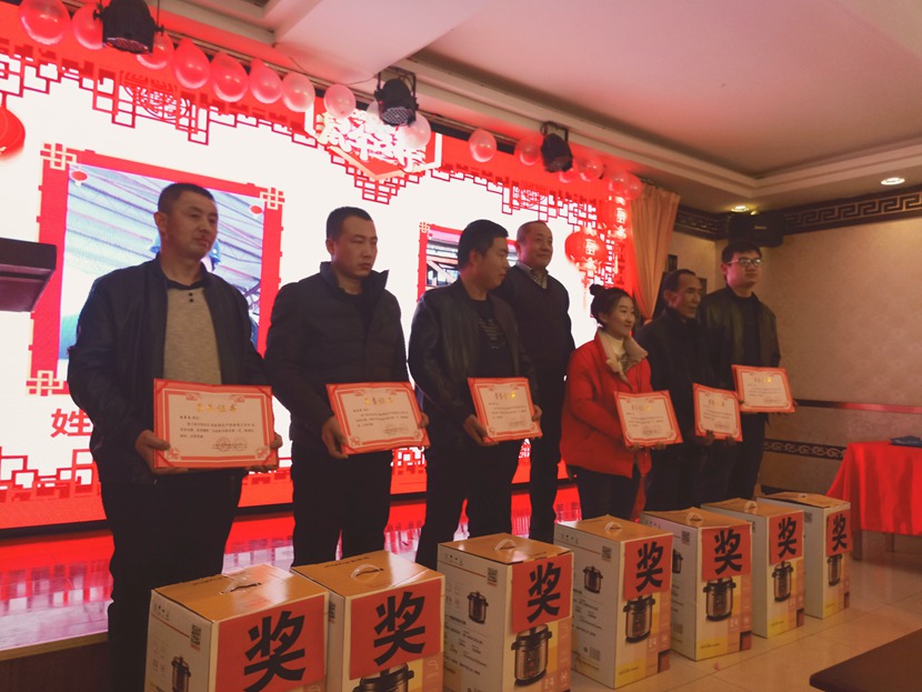 获奖员工合影